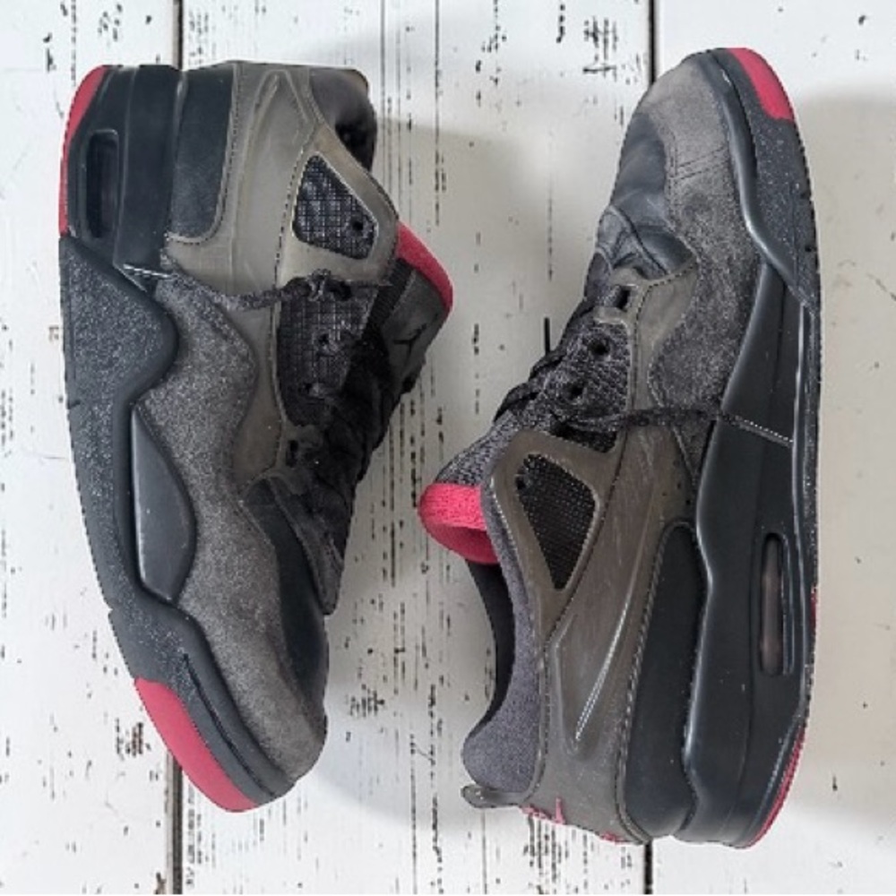 Big Boys Retro Jordans in Black and  Red Sz 5